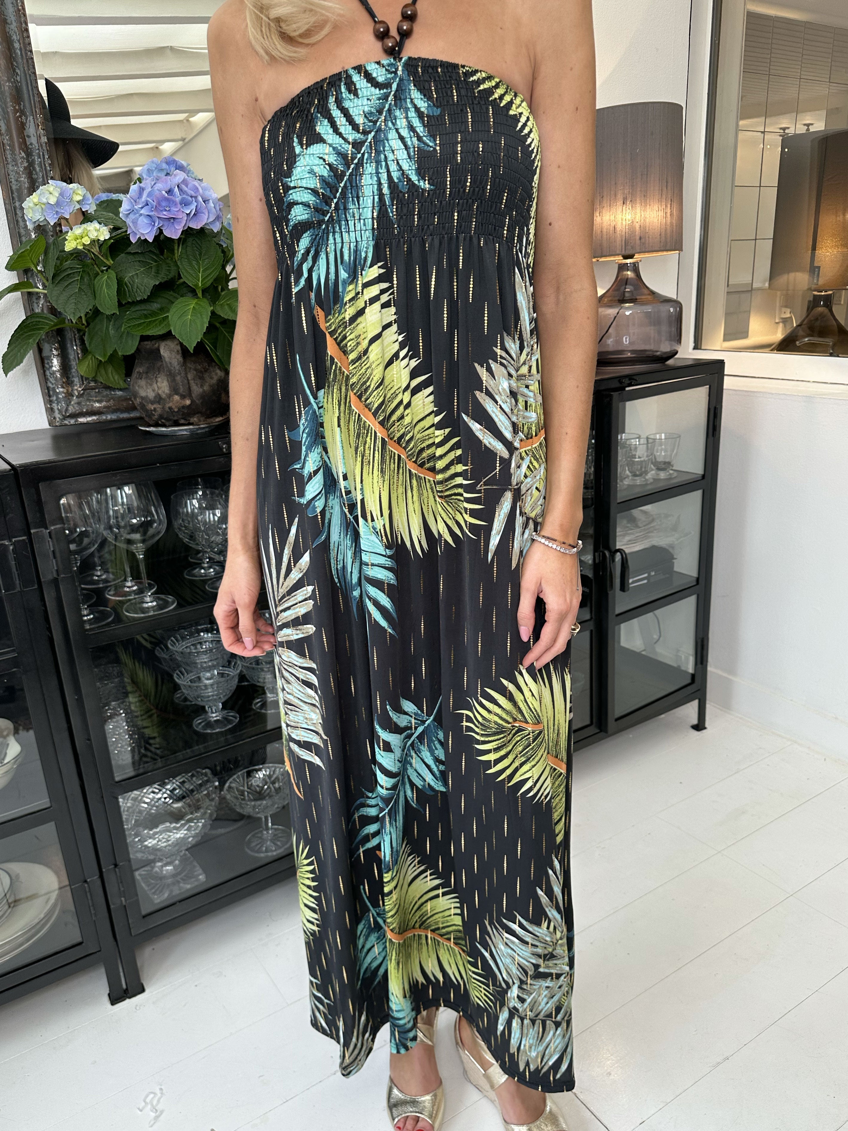 Mitsi Palm Long - Elastisk klänning med tryck och gulddetaljer